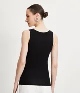 Musculosa verde oliva de punto texturizado, con breteles anchos y cuello redondo.