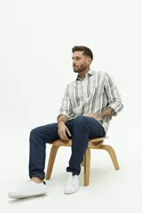 Camisa de manga larga para hombre, color blanco con rayas verticales finas en tonos grises y azules. Confeccionada en una mezcla de lino y algodón, de corte semi slim y logo bordado en el pecho.