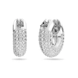 Par de aros tipo argolla Swarovski Dextera, con cristales blancos engarzados en pavé y baño de rodio. Diseño escultural moderno.