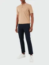 Pantalones slim fit de gabardina de denim elastizado, diseñados para ofrecer comodidad y estilo.