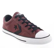 Zapatillas de canvas rojo con detalles en negro y suela blanca, diseño clásico de Converse.