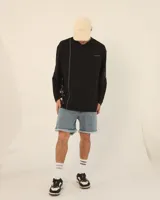 Remera blanca de manga larga con cuello redondo y estampado con dibujos en azul.