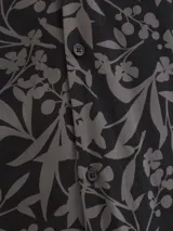 Camisa de manga corta con estampado floral, cuello resort y cierre con botones.