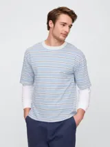 Remera de manga corta con cuello redondo, a rayas horizontales en tonos celeste, blanco y marrón.