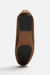 Botín marrón de gamuza con cordones y suela fina.