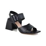 Sandalias de cuero sintético negro con taco ancho y hebilla cuadrada.