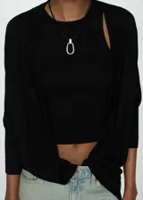 Cardigan negro de tejido de punto fino con cuello pico y manga larga.