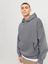 Hoodie gris oscuro de manga larga con capucha, corte holgado y bolsillo canguro.