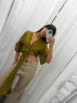 Top de lino color crudo con mangas amplias y lazo versátil para atar al frente o cruzarlo y ajustarlo atrás.