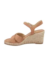 Sandalias con plataforma de yute color marrón claro, con dos tiras anchas cruzadas de cuero marrón y pulsera al tobillo con hebilla dorada.