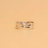 Anillo ancho de plata 925 con diseño de bandas cruzadas.