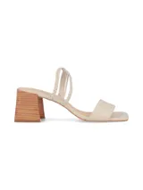 Sandalias color crema con punta cuadrada, tira ancha sobre los dedos y tiras finas trenzadas que se atan al tobillo. Taco cuadrado de madera.