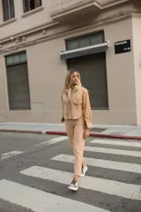 Pantalón de corderoy color beige, de corte recto y tiro alto.