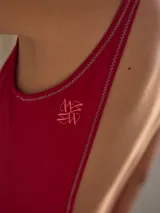 Malla enteriza negra con escote cuadrado, breteles anchos y espalda semi alta. Presenta un corte vertical central con volados y estampado animal print.