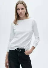 Remera blanca de manga larga con cuello barco.