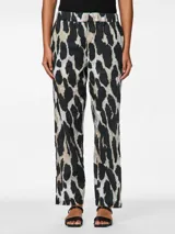 Pantalón recto con estampado animal print en tonos blanco, negro y marrón. Tiene cintura elástica.