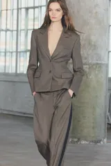 Blazer de Zara Woman Collection confeccionado en hilatura con 34% viscosa. Tiene cuello solapa de muescas, manga larga con hombreras y abertura con botones. Cuenta con bolsillos con solapa en delantero y de vivo en pecho, forro interior y cierre frontal con botones.