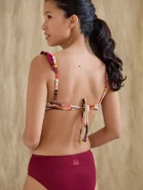 Bombacha de bikini tiro alto color negro con textura acanalada.