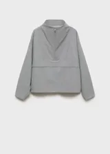 Anorak gris claro con cuello chimenea, cierre de cremallera en el cuello, diseño oversize y manga larga.