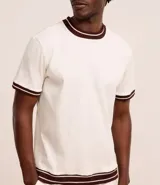 Remera de algodón color crudo con textura vertical, cuello redondo y mangas cortas con rib de color marrón.