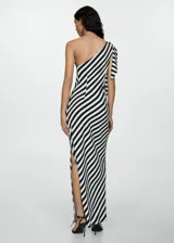 Vestido largo de fiesta con estampado de rayas diagonales en blanco y negro, escote asimétrico y tirante ancho con nudo.