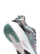 Championes de running Umbro color blanco hueso con detalles en negro, celeste y naranja.