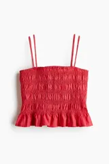 Top rojo de algodón con escote recto, breteles finos dobles y volado en el bajo.
