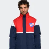 Campera puffer azul con detalles en blanco y rojo, con cierre frontal y cuello alto. Presenta el escudo del Club Nacional de Football en el pecho.