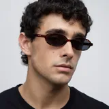 Lentes de sol unisex con montura ovalada carey y lentes polarizadas negras. Fabricados con materiales bio-based G850 y patillas de propionato de celulosa. Protección UV400 - Categoría 3.