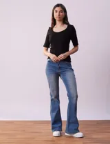 Remera rosa de tejido rib, con cuello redondo y manga corta.