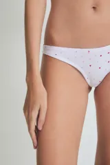 Colaless blanca con estampado de corazones rojos y rosados.