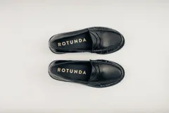 Mocasines de cuero negro con detalle de antifaz.