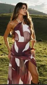 Vestido largo con estampado abstracto en tonos borgoña y blanco, escote halter y abertura lateral en la falda.