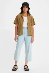 Pantalón de jean celeste con cintura elastizada y corte cropped.