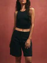 Short marrón de tiro alto, corte amplio y largo hasta la rodilla.