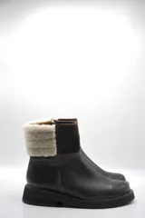 Bota corta de cuero marrón con efecto gastado y detalles en gamuza. Tiene cierre interno y suela de goma.