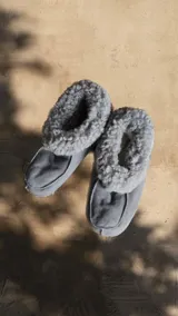 Pantuflas grises con interior de corderito.
