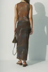 Falda midi de mesh con estampado abstracto en tonos marrones y grises.