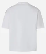 Remera blanca de algodón con mangas cortas y estampa de una mujer con un vestido estampado y un bolso rojo.