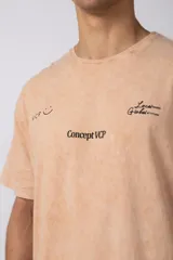 Remera color durazno con cuello redondo y mangas cortas. Estampas con tipografía manuscrita en el frente y la espalda.