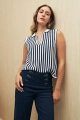 Pantalón Oxford negro de tiro alto con bolsillos delanteros y traseros.