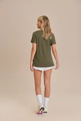 Remera verde militar de corte clásico con escote en V y mangas cortas.