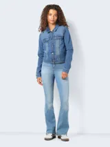 Chaqueta de jean azul con cuello clásico, cierre frontal con botones metálicos, bolsillos con solapa abotonada en el pecho y corte regular.