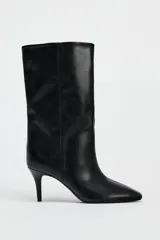 Bota de cuero sintético color negro, con caña media de efecto arrugado, punta fina y tacón fino.