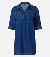 Vestido corto de jean azul con cuello camisero, escote en V, mangas cortas, dos bolsillos delanteros y corte recto.