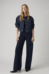 Pantalón de jean de tiro alto, corte recto y color azul oscuro.