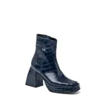 Botas cortas de cuero negro, con cierre lateral, taco de madera forrado en cuero y suela de goma.