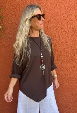 Buzo oversize color marrón chocolate, con cuello redondo y mangas largas que se pueden remangar.