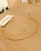 Choker rígido de metal color dorado, con diseño de dos aros delgados y abiertos en la parte frontal.