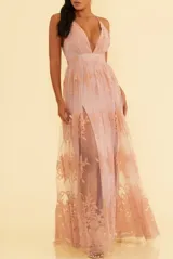 Vestido largo color crema con breteles finos, escote en V pronunciado y falda de tul con bordado floral.